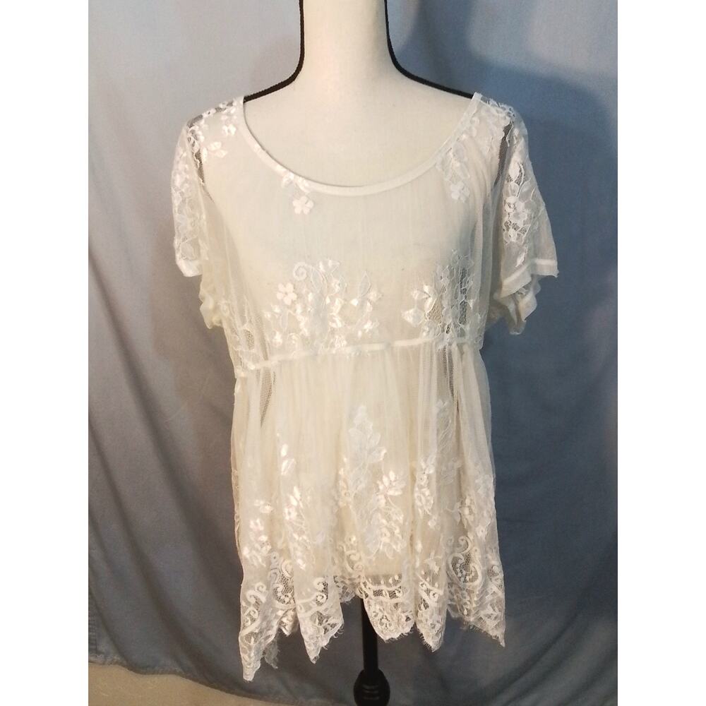 Torrid cream colored lacey blouse